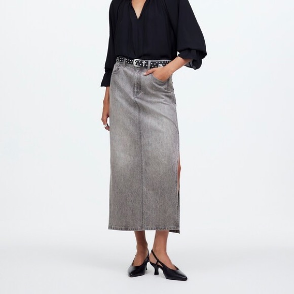 Madewell Dresses & Skirts - Madewell Denim Side-Slit Midi Skirt in Hallandale Wash
Size 32
